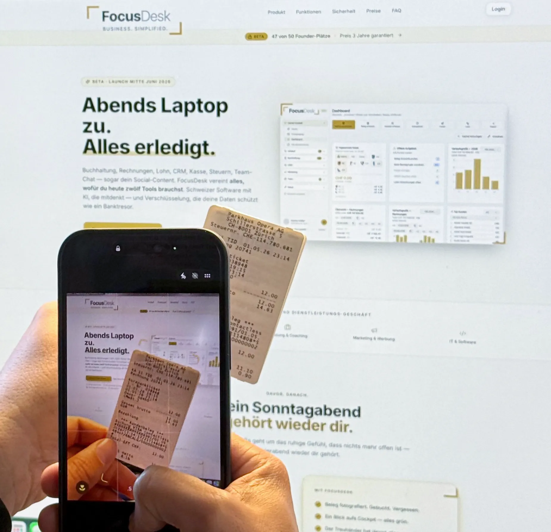 Hand fotografiert einen Parkhaus-Beleg mit dem Smartphone — FocusDesk erfasst ihn automatisch