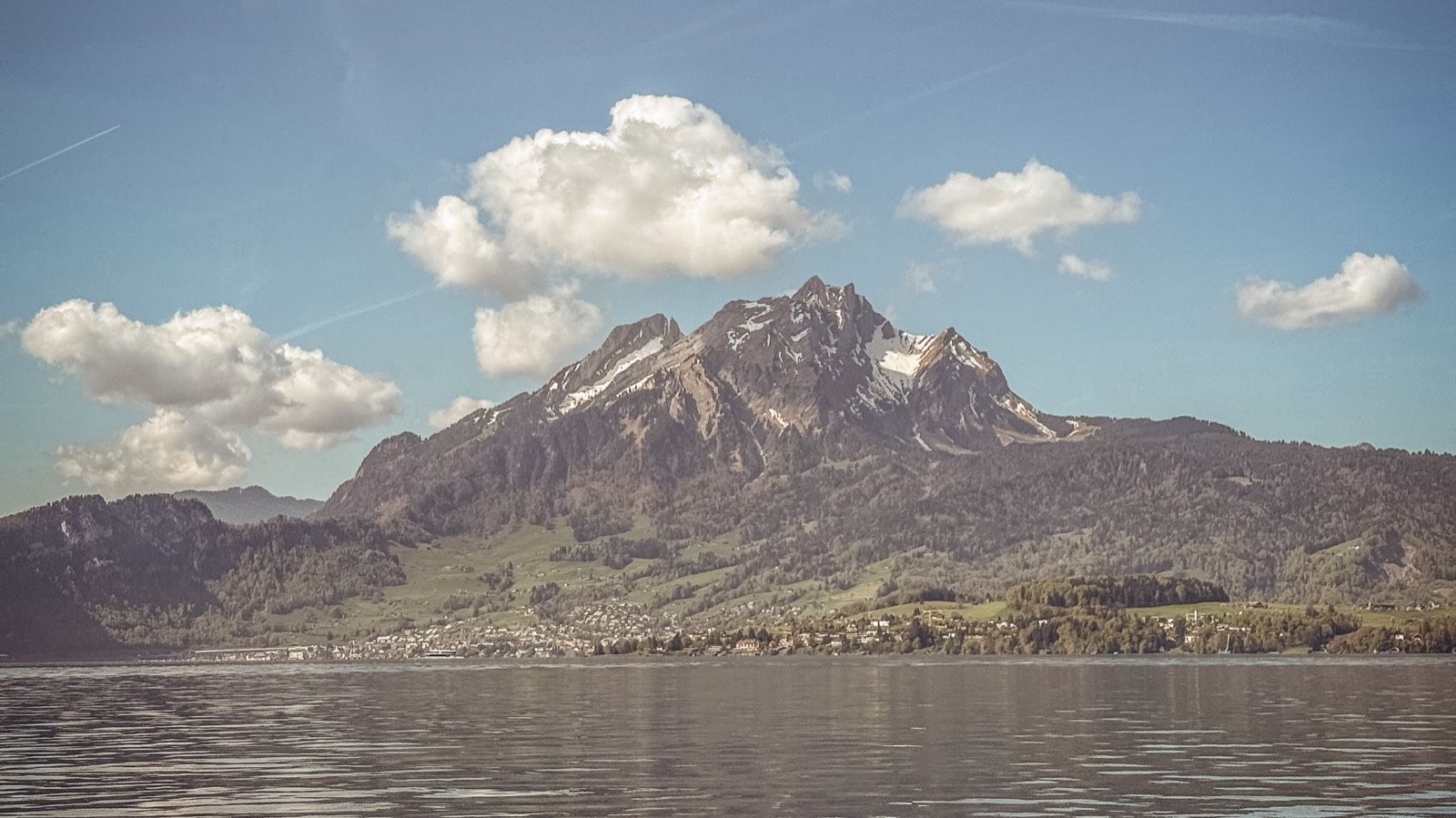 Der Pilatus über dem Vierwaldstättersee — Schweizer Boden