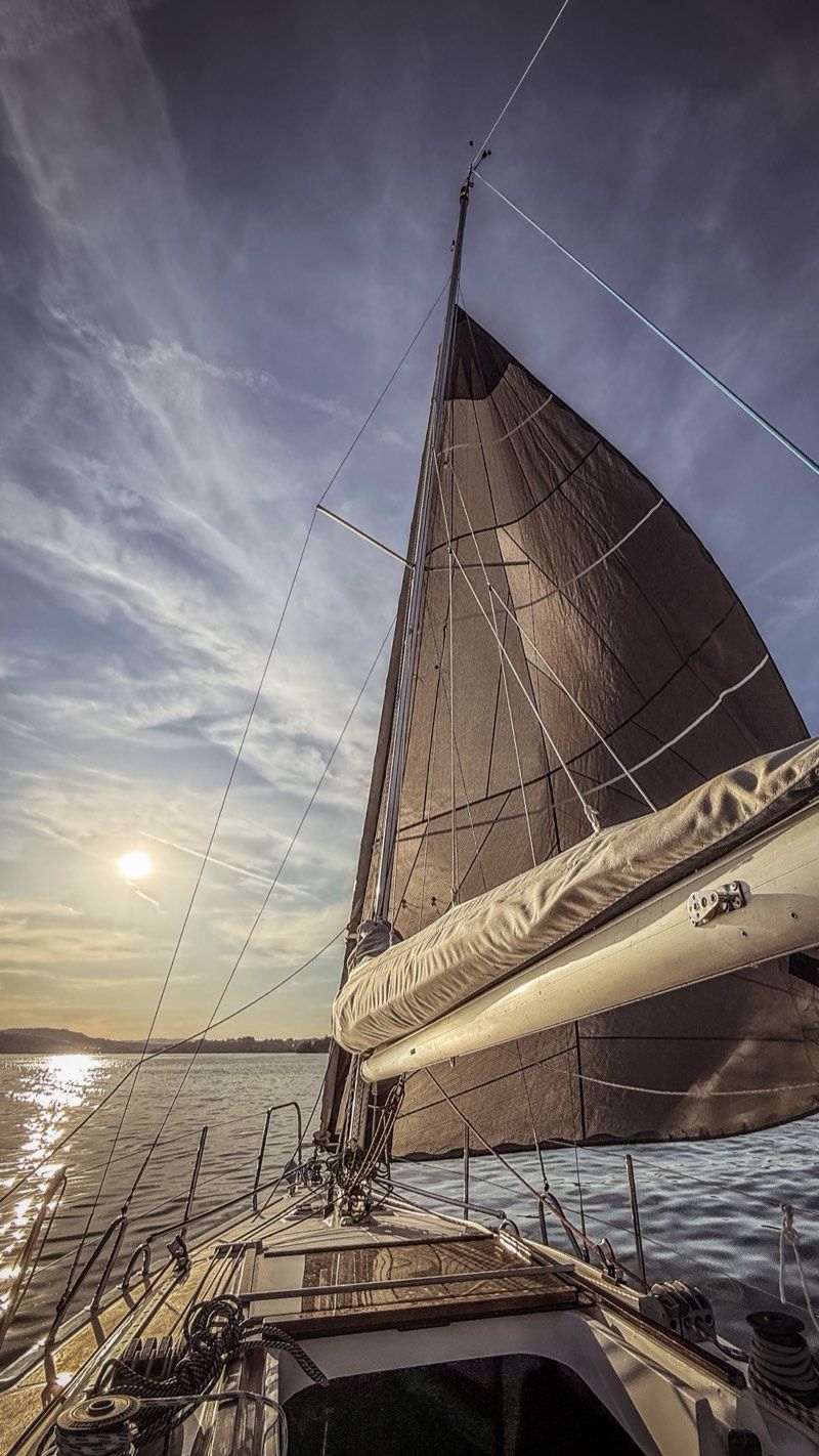 Segelboot auf einem Schweizer See — Kurs halten mit gleicher Crew